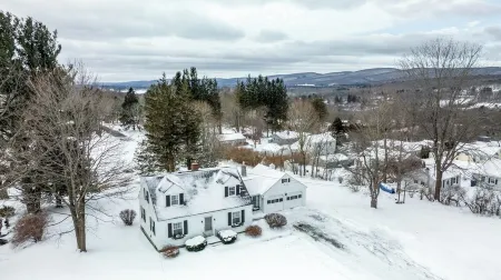 Cozy Cottage in Berkshires: Minutes to Jiminy Peak