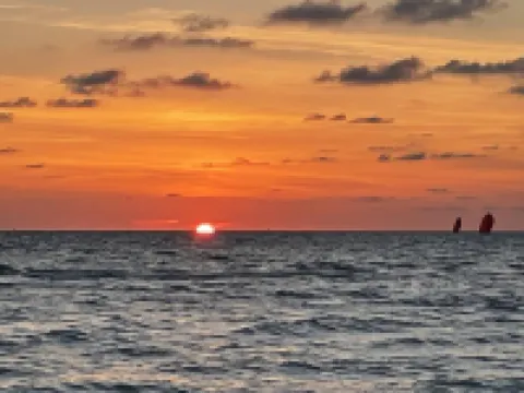 Contemporary Remodeled, minutes from beach!