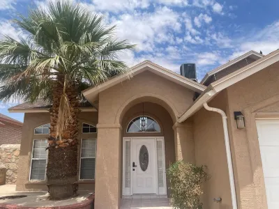 Charming 3-bedroom house with AC and Wi-Fi in enchanting El Paso Hotels near Marshalls