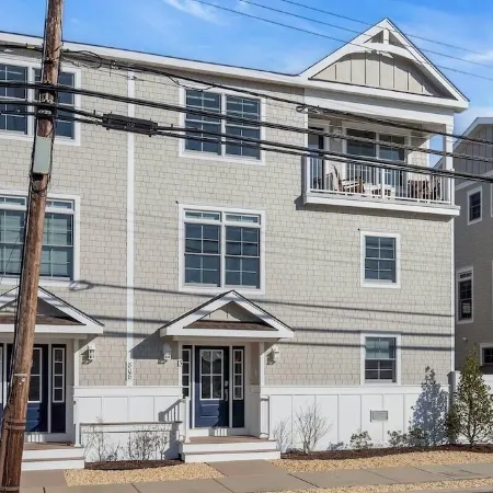 1 Block to Beach with Linens + Towels & Beach Badges