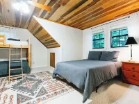 Luxurious cabin with fire pit, kayaks, and dock. 温斯頓縣酒店
