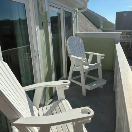 Charming studio in lovely Emerald Isle with beach access