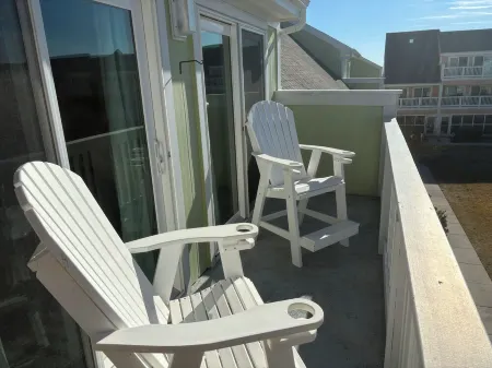 Charming studio in lovely Emerald Isle with beach access
