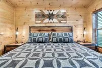 New luxury cabin w/ private pool, hot tub & view!