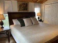 Stunning panoramic mountain views-close to town!