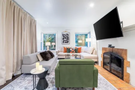 4 bedroom bungalow with lakeview in Seattle Отели рядом с достопримечательностью «Парк Мэттьюс Бич»