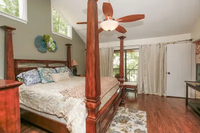 LONG TERM RENTALS...Sleeps 10...OFFERING DISCOUNTS…walk to Hotel & Amenities!