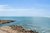 Pet Friendly 2Br/2BA Steps from the Water’s Edge with Unparalleled Sunrises