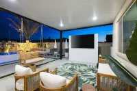 Palm Palace: 11 beds, sleeps 21, Waterslide & Golf Hotels in Coachella