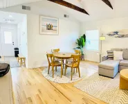 Freshly renovated 2-bedroom house in beautiful Bradenton with WiFi, AC Hotel a Bradenton