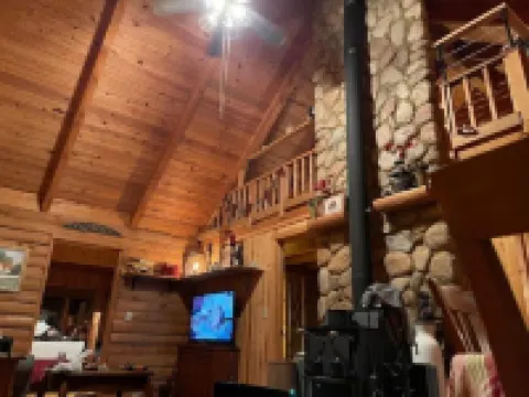 5 Acre Private Hollow 15 Min from Downtown Highlands!