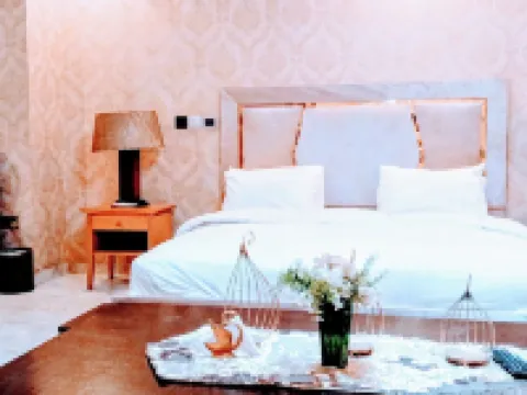 Nuitdeparis quest house and restaurant Hoteles en Wuse 2