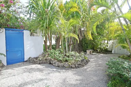 Pavilion Villa by Bluescape