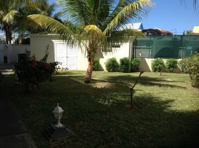 Lovely Apartment in Flic en Flac, Close to the Beach and All Amenities. Hotels in 