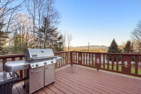 Tower Hill Lodge- Mtn View w/ Hot Tub