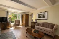 Auberge des Nuages Hotels near Astronomical Observatories and Charlevoix Meteorite Crater