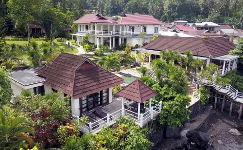 Solitude Lembeh Resort فنادق في Maesa