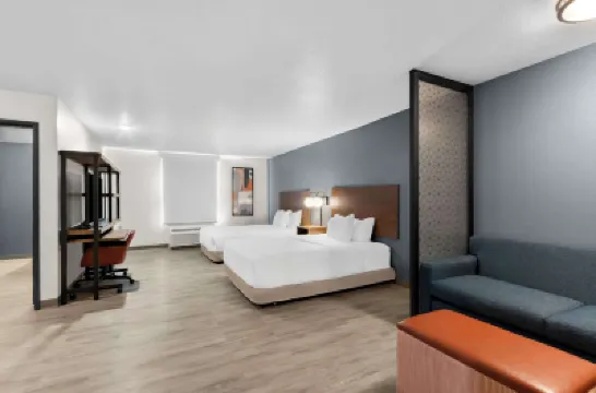 Everhome Suites Glendale Sports Entertainment District Hotels near Camelback Ranch