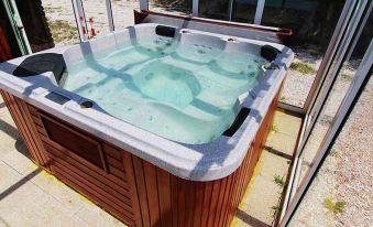 Cozy Farmhouse in Apecchio with Hot Tub