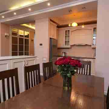 Luxury Apartments in the Centre with 2 Bedrooms & 2 Bathrooms by Sweet Home Dining/Meeting Rooms