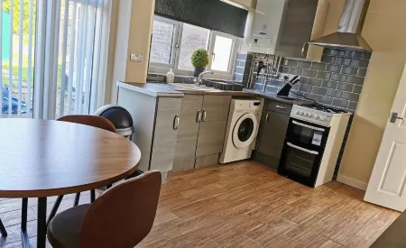 3Bed Full House - Free Parking - Family Friendly! Отели рядом с достопримечательностью «Университет Уольверхэмптон»