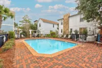 5 Mins to Beach Shared Pool Covered Deck Bikes Heron Cottage by AvantStay