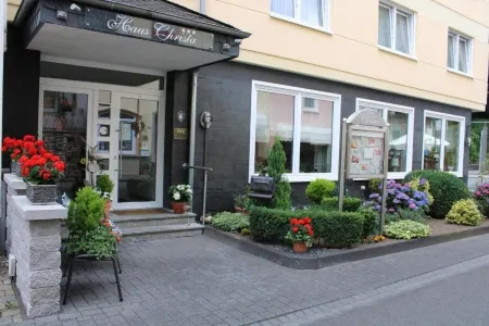 Hotel Haus Christa Отели в г. Бад-Бертрих