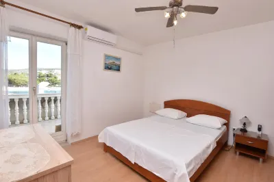Apartments and Rooms Jakov