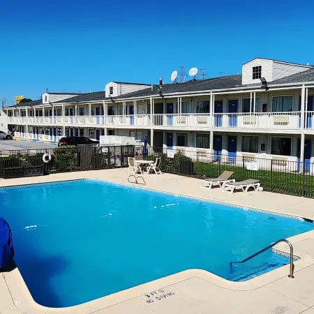 Motel 6 Webster, TX - Houston - NASA Lake