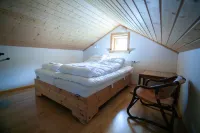 Red Robin - Vacation Homes Next to Svartifossur Waterfall Hotels in 