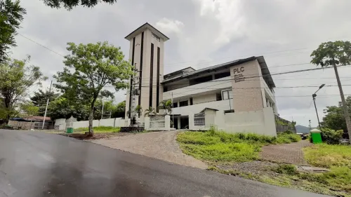 RedDoorz Plus @ Bitung City Center Hotels in Aertembaga