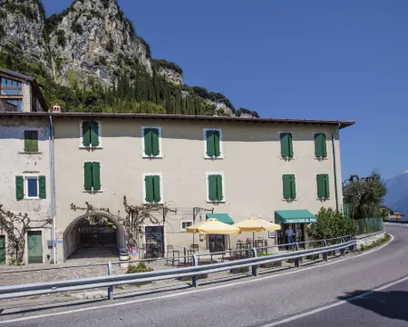 ホテル エ アパルタメンティ アル プラ デ ラ ファム ティニャーレのホテル