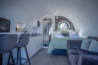 Bracken Burrows - 1 Bedroom Pod - New Hedges Hotels in Tenby