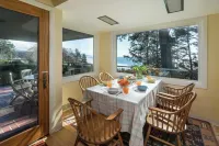 The Purcell House by Avantstay Surrounded in Lush Greenery w/ Large Yard & Ocean Views