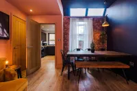 4 Bed Urban Home in Manchester Hotels in Stretford