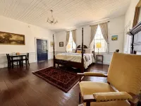 The Sunnyside Sisters Bed and Breakfast Hotels in Clarksville