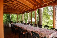 Comfortable Bungalow for Two in the Heart of the Forest Hotels in Kamena