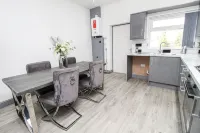 Private House Sleeps 9 with Wi-Fi