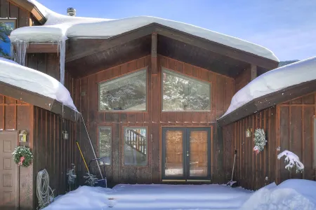 Evans Mountain Lodge Отели рядом с достопримечательностью «Квандари Пик Трейлхед»