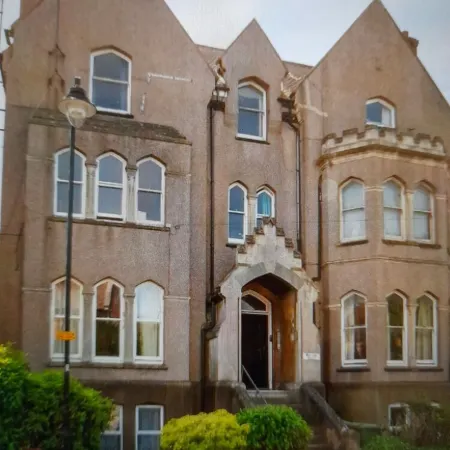 1 Bedroom apartment with a 5 minute walk into the town. Enclosed garden.