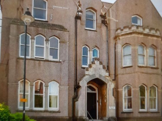 1 Bedroom apartment with a 5 minute walk into the town. Enclosed garden.