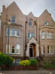 1 Bedroom apartment with a 5 minute walk into the town. Enclosed garden.