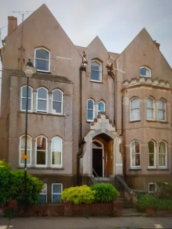 1 Bedroom apartment with a 5 minute walk into the town. Enclosed garden.