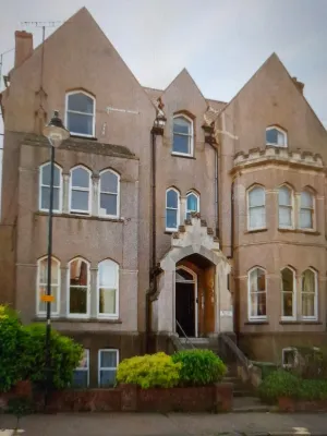 1 Bedroom apartment with a 5 minute walk into the town. Enclosed garden.