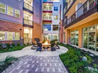 Trendy 1Br King Suite Close to Downtown w Fast Wifi - parking