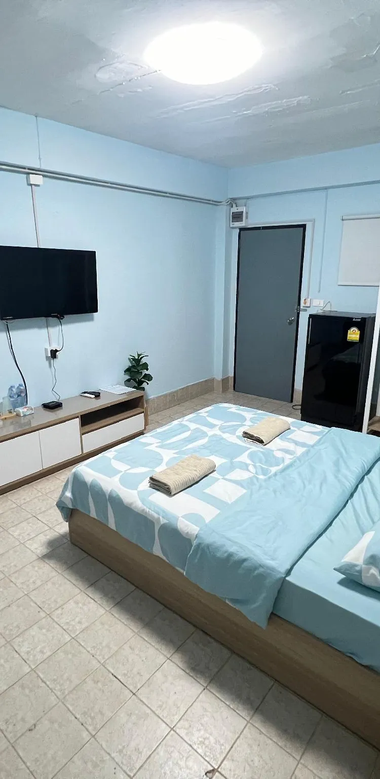 ห้องนอนเตียงควีนไซส์พร้อมหน้าต่าง