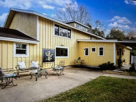 Beautiful Farmhouse with serene environment. 4+ acres beautiful landscape. Отели в г. Симонтон