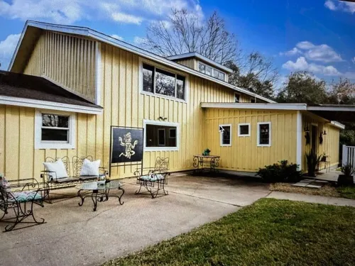 Beautiful Farmhouse with serene environment. 4+ acres beautiful landscape. Hotel a Simonton