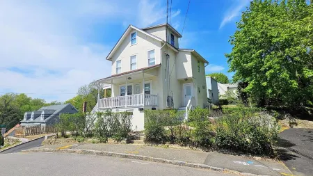 Cozy 2Br Retreat in Greenwich. Walk to Restaurants & Beach! Off-Street Parking.