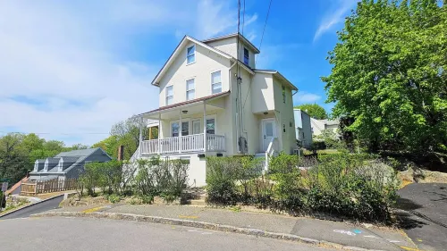 Cozy 2Br Retreat in Greenwich. Walk to Restaurants & Beach! Off-Street Parking. Hotel a Greenwich